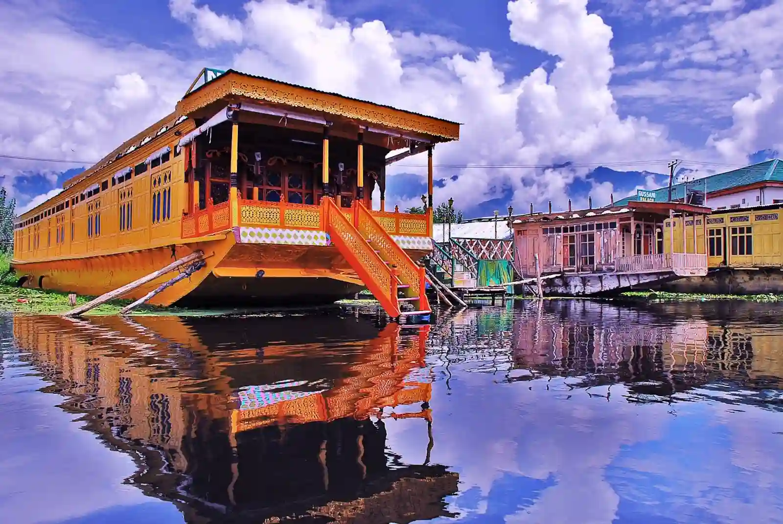 Luxury houseboat honeymoon stay